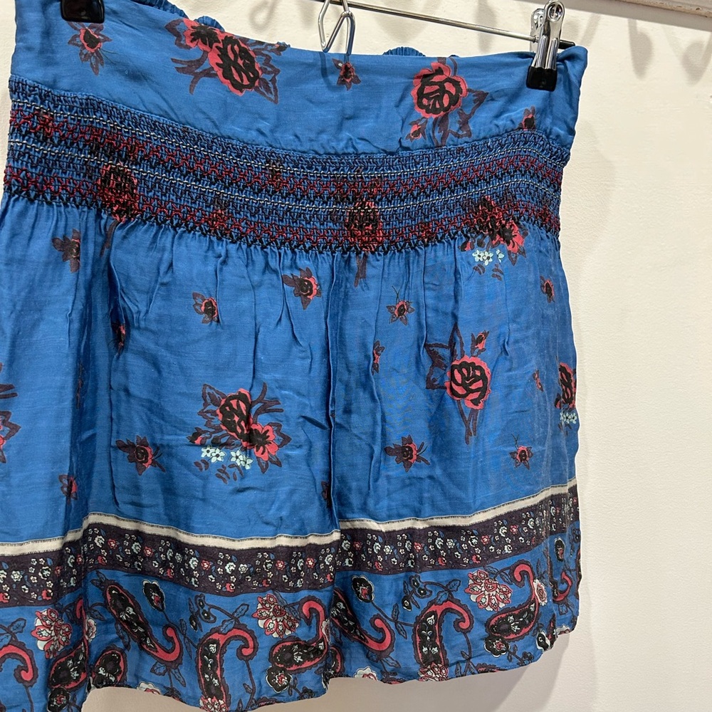 SUPER CUTE FREE PEOPLE BLUE SKIRT RED FLORAL DESIGN SMOCKED
